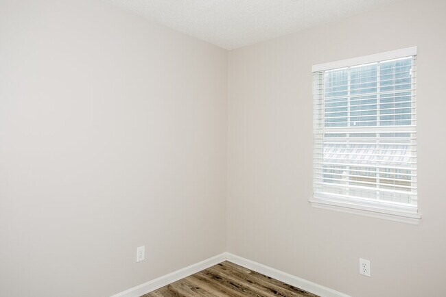 Building Photo - 3381 Chadbury Dr NW