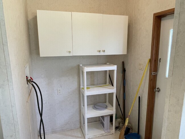 Building Photo - Furnished 3 bedroom 2 full bathroom Manufa...