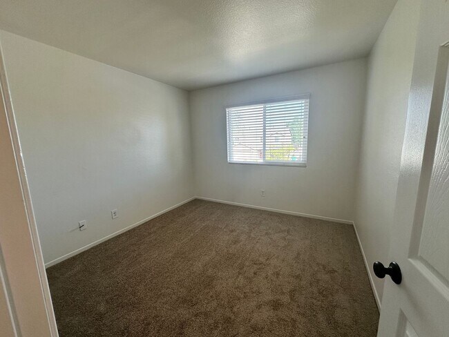 Building Photo - A stunning 4-bedroom haven, fully renovate...