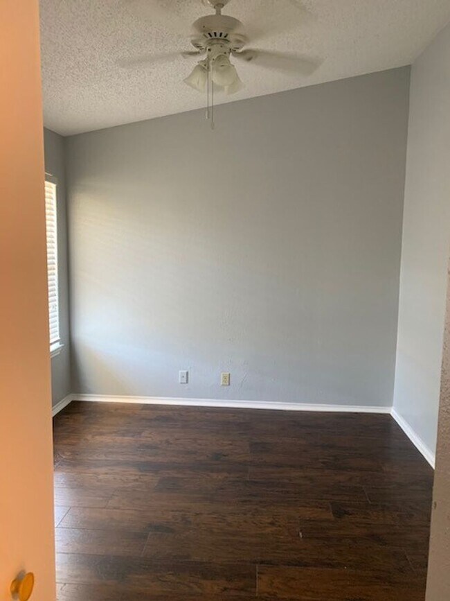 Building Photo - Ready for Move In  Nice & Clean 1 Bedroom ...