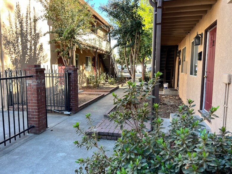 Building Photo - 1916 7th St