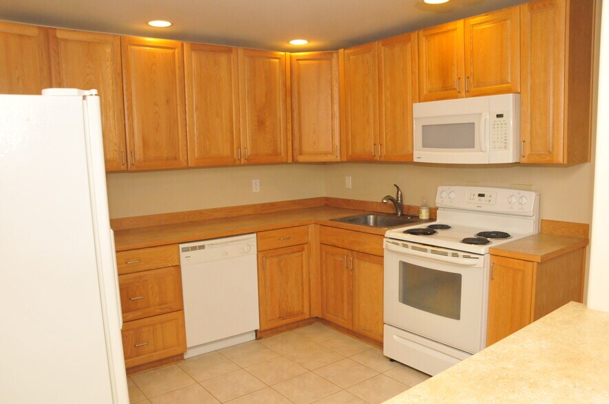 kitchen 2 - 5040 Ivanhoe Pl NE