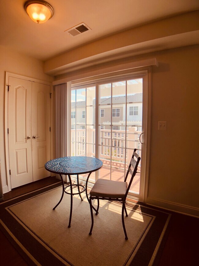 Building Photo - Beautiful and large 3 BR 2.5 BA townhouse/condo