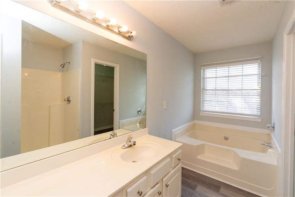 Building Photo - 811 Sugar Oak Ln