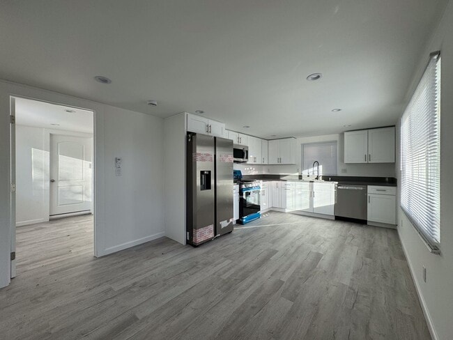 Building Photo - Brand New and Stunning 1+1 Reseda ADU