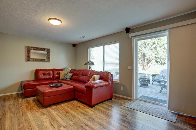 Bonus Room - 1086 NE Locksley Dr
