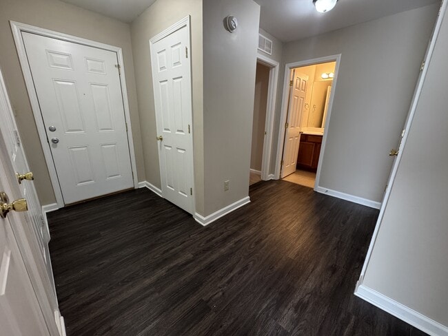 Building Photo - 708 Chatham Ct