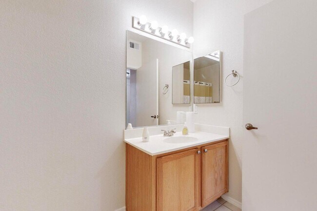 Building Photo - 6800 Vista Del Norte Dr NE