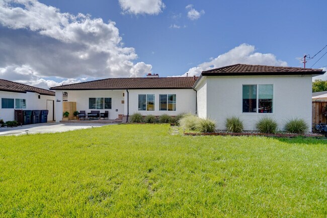 Building Photo - 893 Olivina Ave
