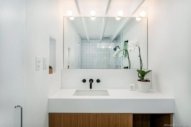 Building Photo - 558 Chapel St