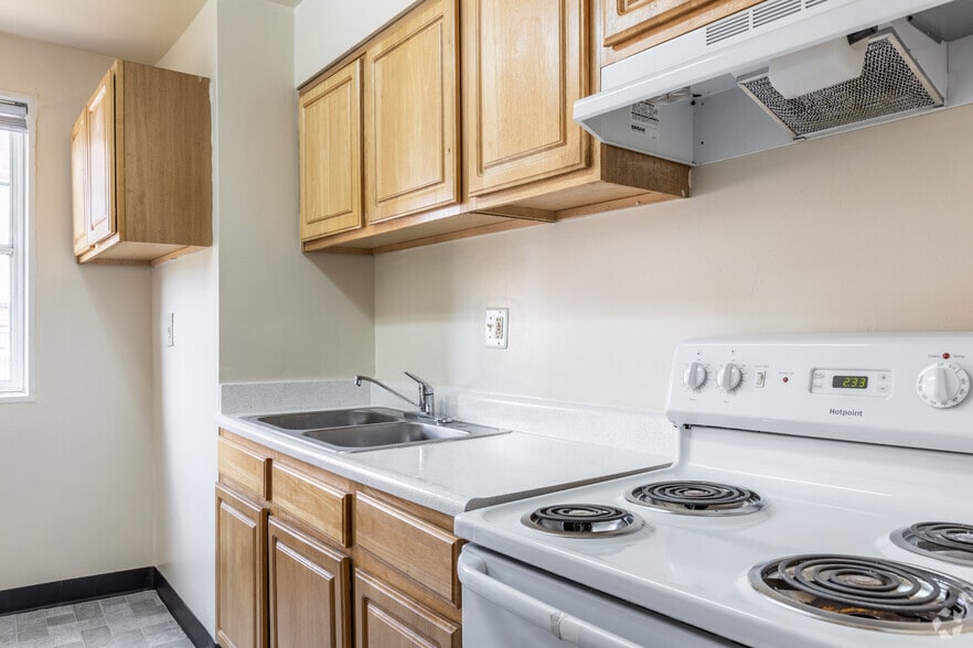 2BR, 1BA - 844SF - Villages of East River