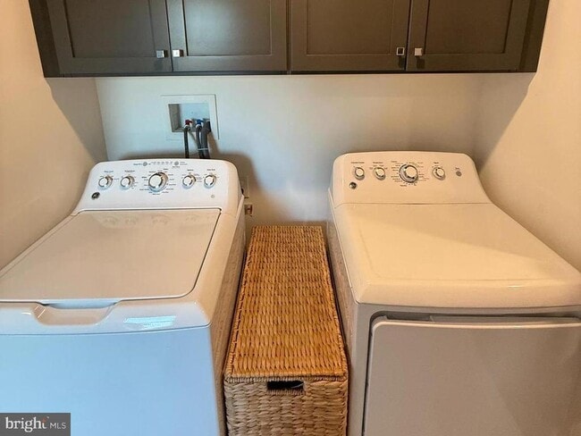 Building Photo - 810 E Elm St