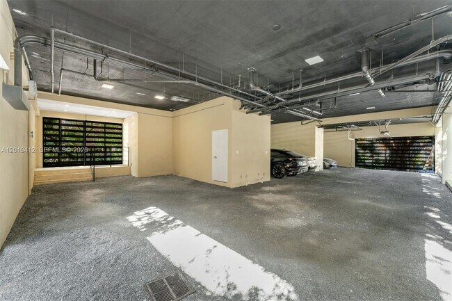 Building Photo - 1525 Bay Rd