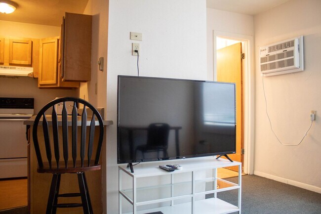 Interior Photo - 512 E Clark St