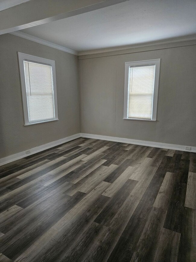 Building Photo - This spacious front porch Colonial is wait...