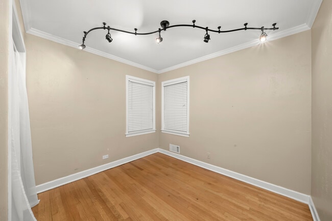 Building Photo - 7432 W Ainslie St