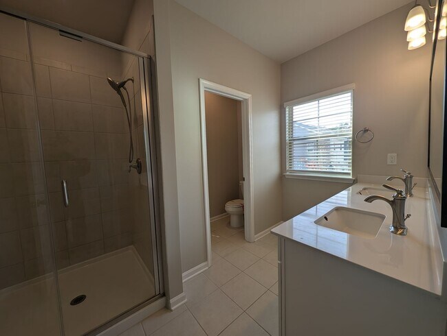 Building Photo - Gorgeous 3 beds, 2.5 bath home located in Harmony at Matthews!