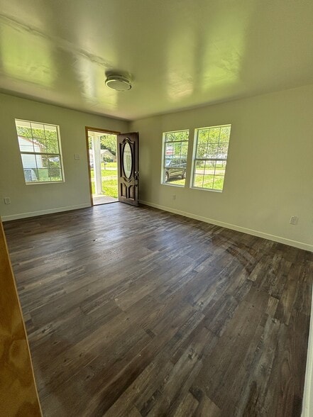 Building Photo - 916 Fairway Dr NW