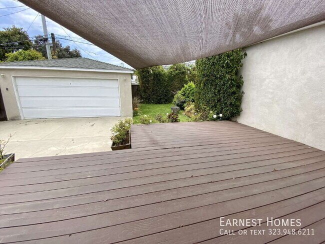 Building Photo - 2577 S Bundy Dr
