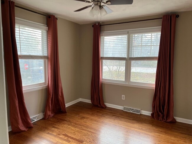 Building Photo - 3 Bedroom 2 Bathroom in Brentwood!