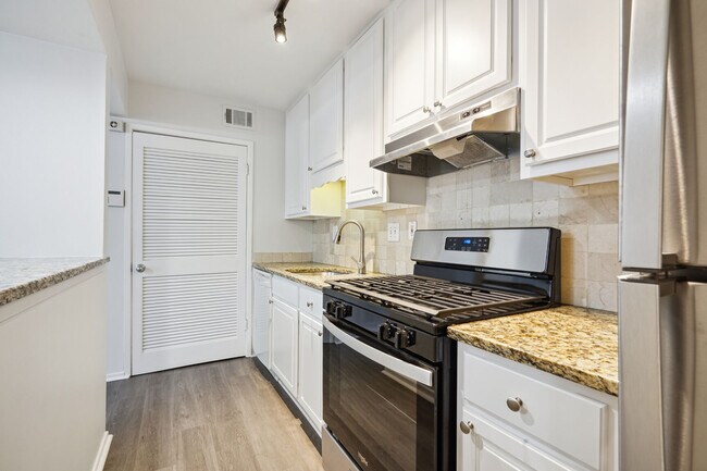 Kitchen - 6800 Glenridge Dr