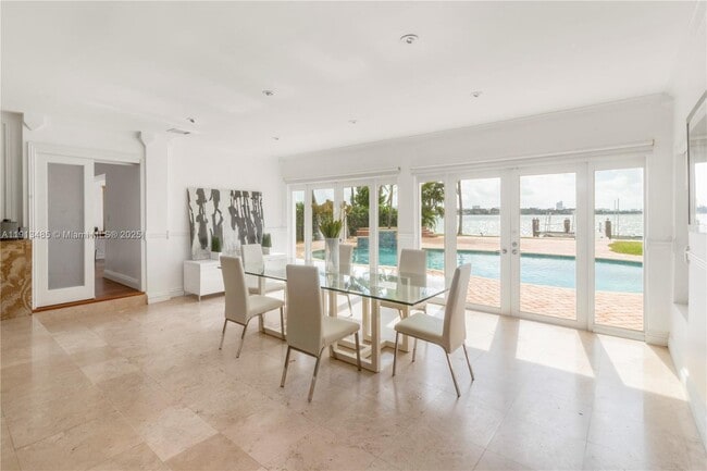 Building Photo - 1700 Bay Dr