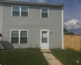 Building Photo - Spacious 2 Bedroom TownHouse!