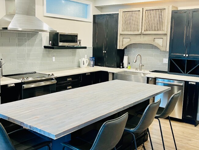 Building Photo - 1001 River Dr