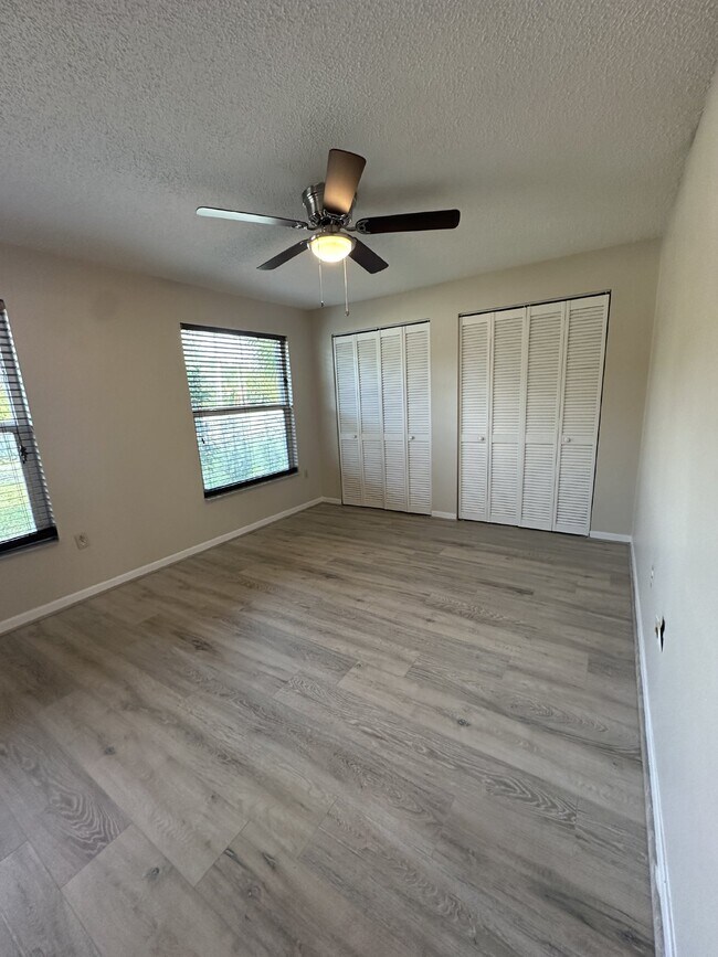 Building Photo - Convenient location close to everything!