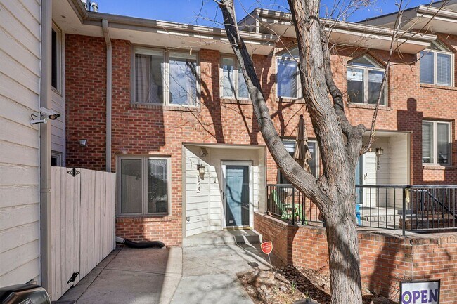 Building Photo - HALF MONTH RENT FREE!!!! GORGEOUS Brick To...
