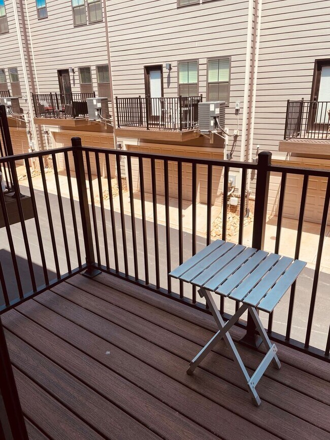 Building Photo - Sophisticated and Spacious 3BR-3.5 Bath To...