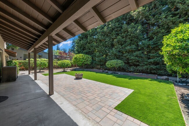 Building Photo - 3 Bedroom 2.5 Bathroom SFH in Los Altos!