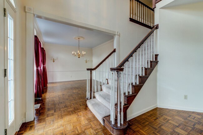 Building Photo - Spacious Parkway South Home with Walk-Out Basement & Large Backyard