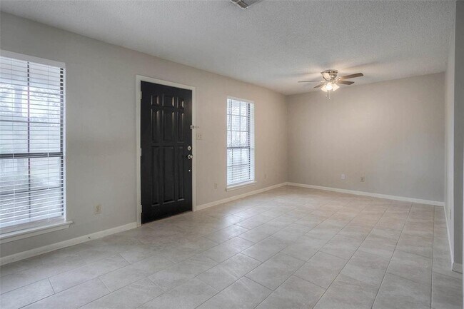 Building Photo - 3011 Sand Dr