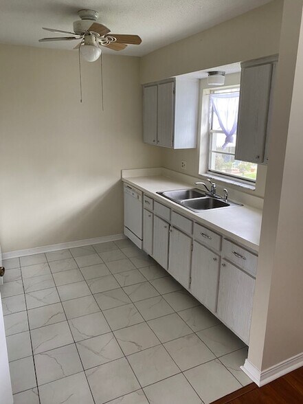 Building Photo - 6965 Avenue des Palais