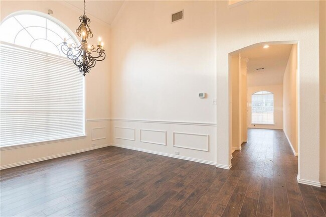 Building Photo - 2108 Monticello Cir