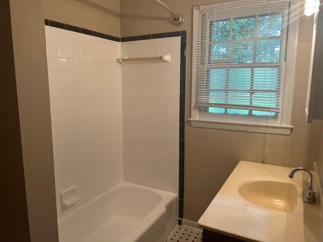 Building Photo - 2 Bedroom | 1 Bath Townhouse near Cameron ...