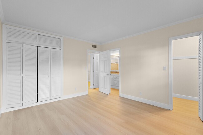 Building Photo - 1965 SE 5th Ct