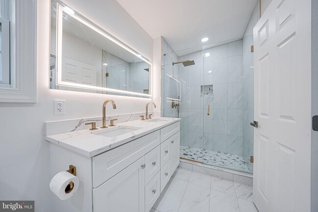 Building Photo - 866 Canal Dr