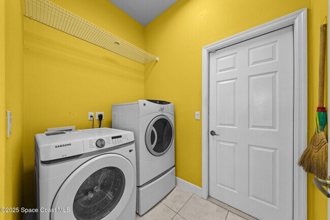 Building Photo - 949 SE Gardenbrook Ct