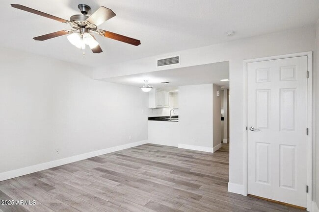 Building Photo - 935 N Granite Reef Rd