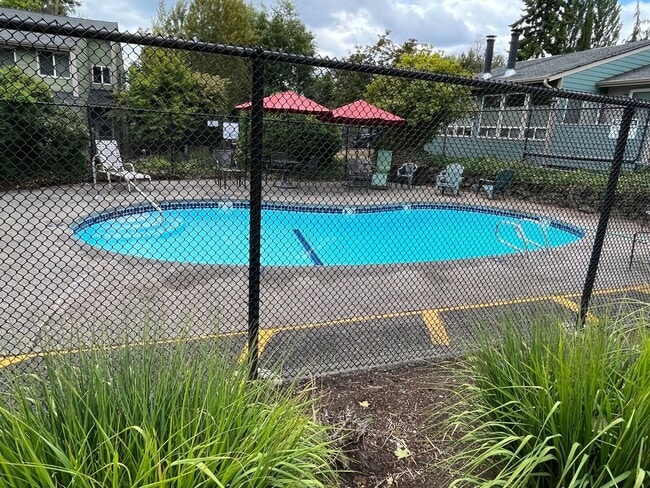 Building Photo - 3 bed 2 bath townhouse in Winslow Park!