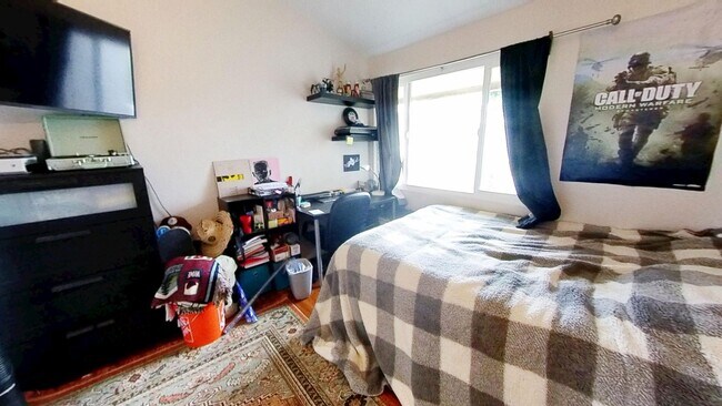 Building Photo - WALK TO SDSU! 5 bed 2 bath House w/ A/C