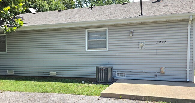 Building Photo - 2 Bedroom House close to Hospitals!  $895