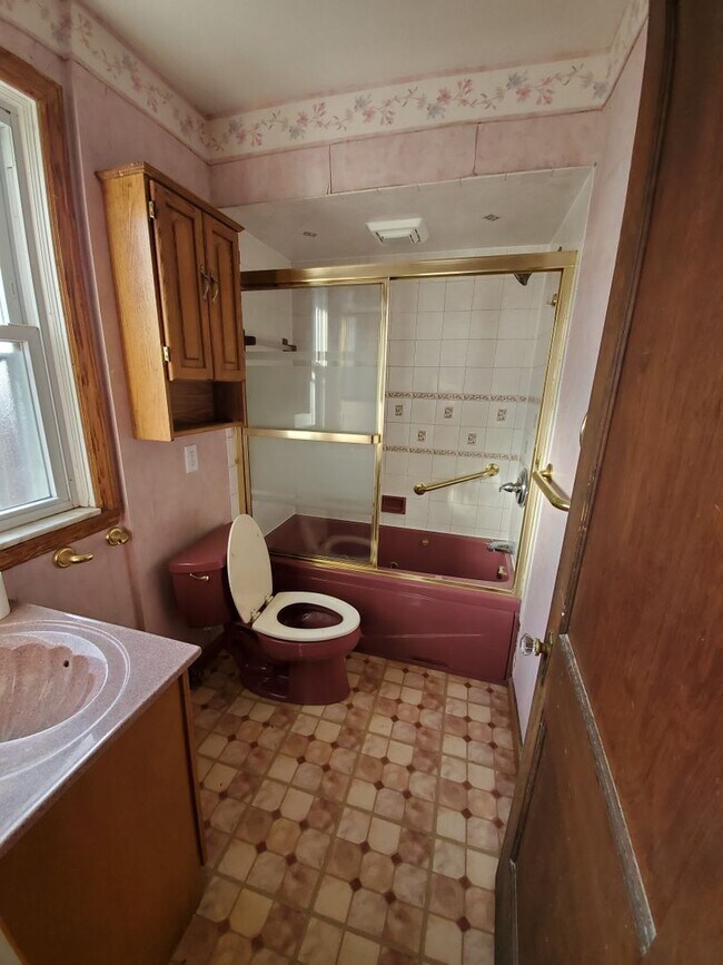 Building Photo - 3 Bedroom Section 8 approved! ASAP move in!