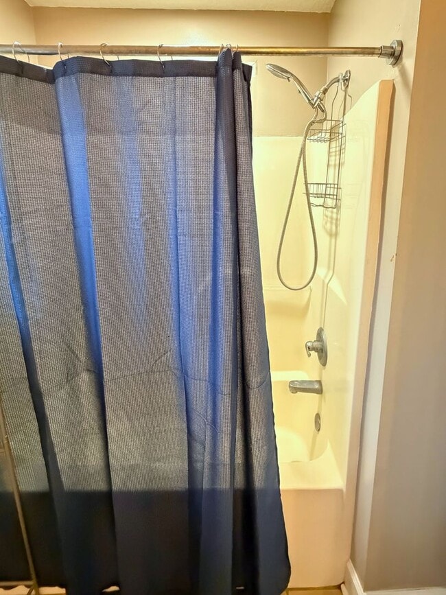 Building Photo - 4/2 with a LARGE fenced in yard!