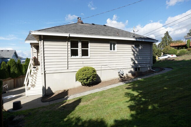 Building Photo - 329 Renton Ave S