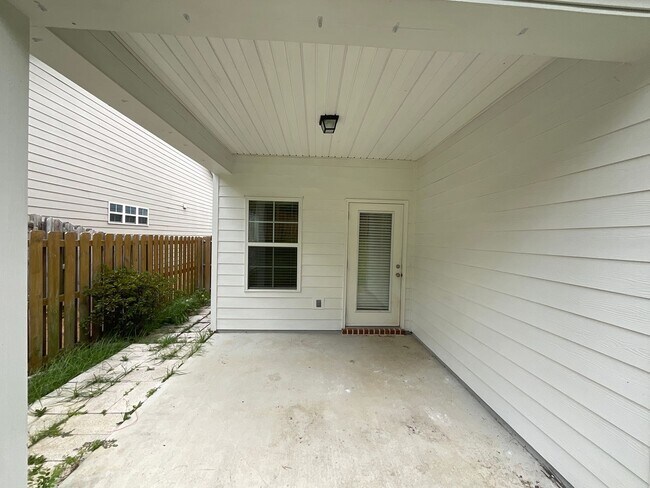 Building Photo - ****Rent Special***** 50% off the first rent charge payment. Ask for details!