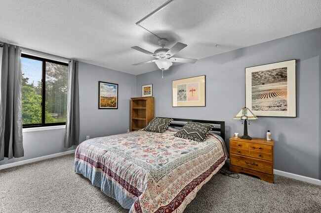 Building Photo - 2bed 2 bath contemporary condo overlooking the Waveland Golf Course