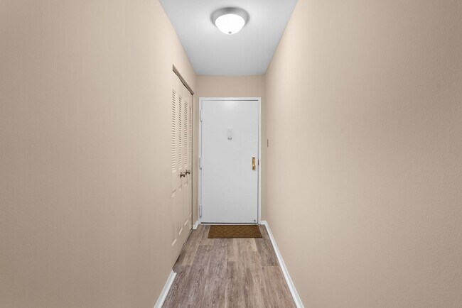 Building Photo - 2 Bed 1 Bath - Georgetown Village Condo - ...